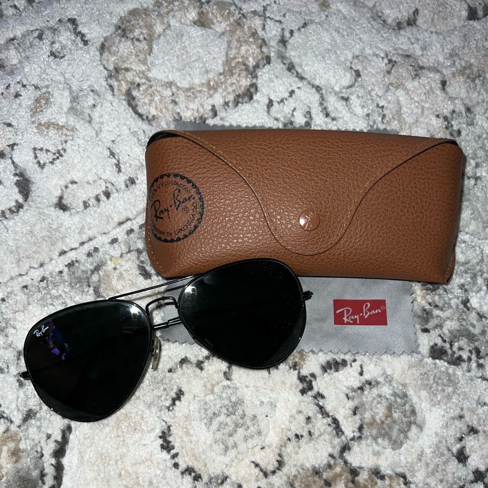 Black Ray-Ban Aviators